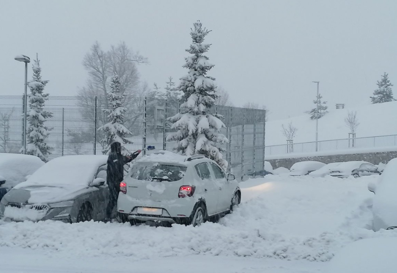 Tri automobila zarobljena u smetovima