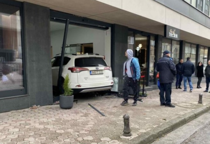 Saobraćajna nesreća u centru grada: Džipom uletio u izlog lokala (VIDEO)