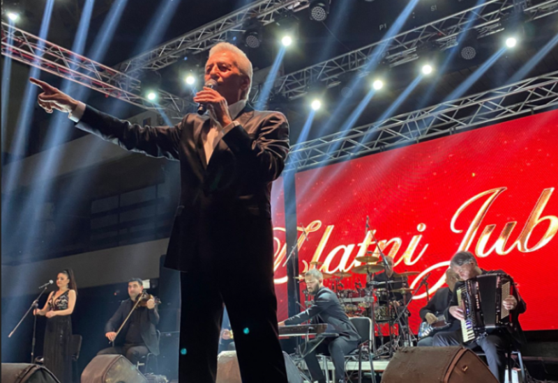 Nastavlja se slavlje povodom ZLATNOG JUBILEJA 50 GODINA KARIJERE! Miroslav Ilić počeo koncert u prepunom Spensu