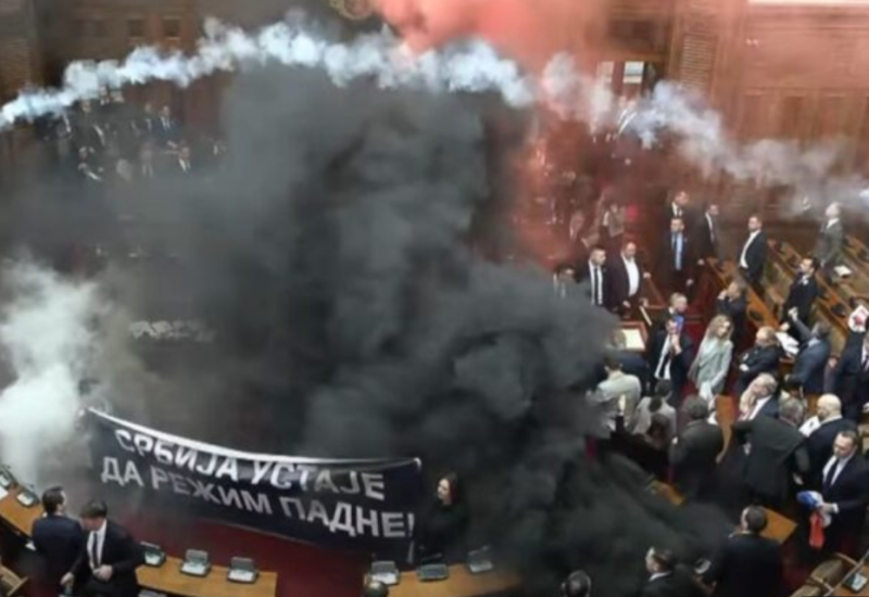 Haos u Skupštini Srbije: Fizički obračun, zapaljene dimne bombe VIDEO