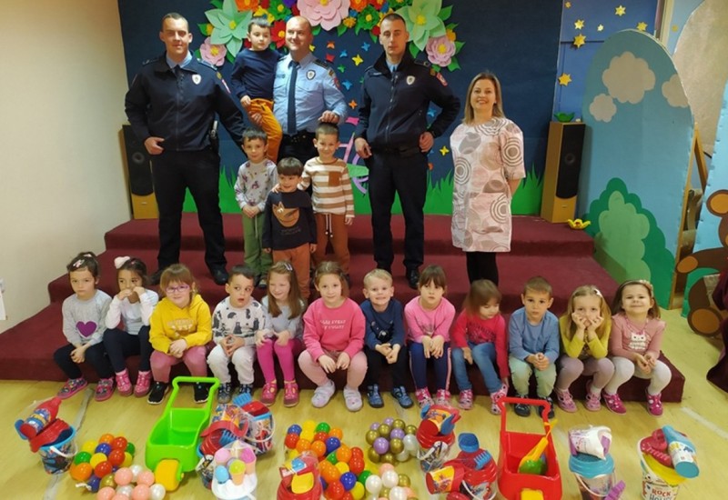 Policajci poklonima obradovali mališane u vrtiću