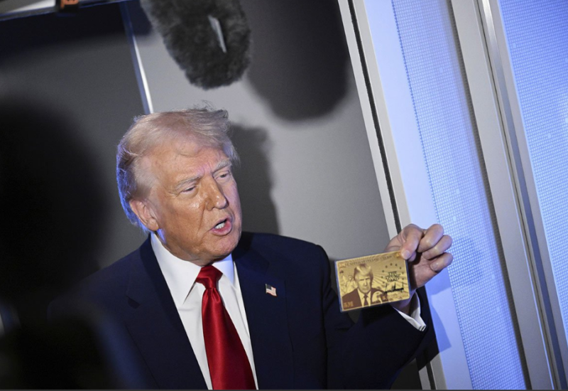 Tramp pokazao "zlatnu karticu", vizu od pet miliona dolara sa sopstvenim likom (VIDEO)