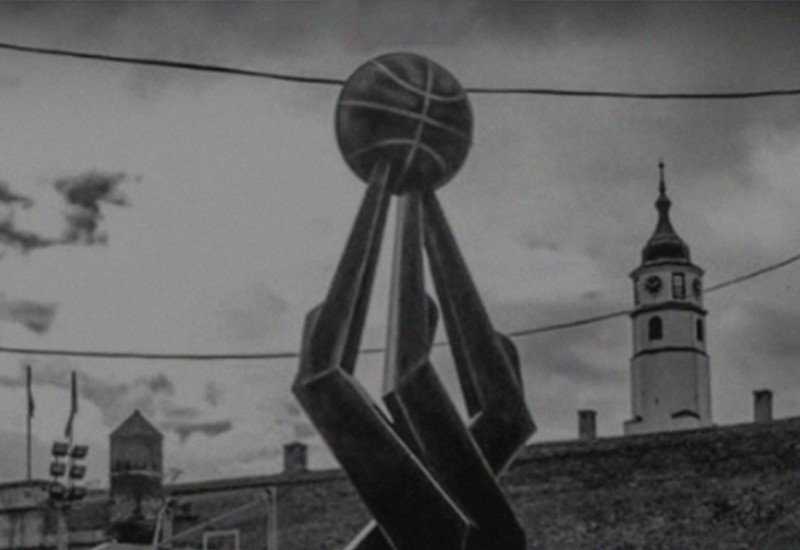 Navijači Partizana ispred Arene odali počast stradalima u školi