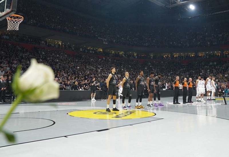 Cvijeće i suze u "Areni": Utakmica Partizana i Real Madrida počela minutom ćutanja