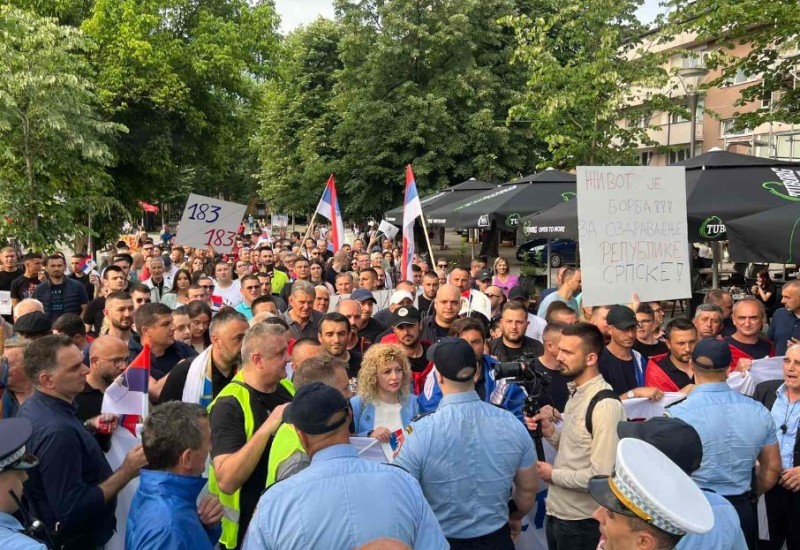 Tokom javnog skupa napadnut policijski službenik