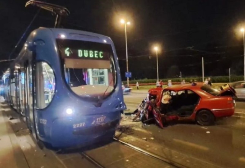 Žena tragično stradala: Ubola je osa, pa se autom zabila u tramvaj