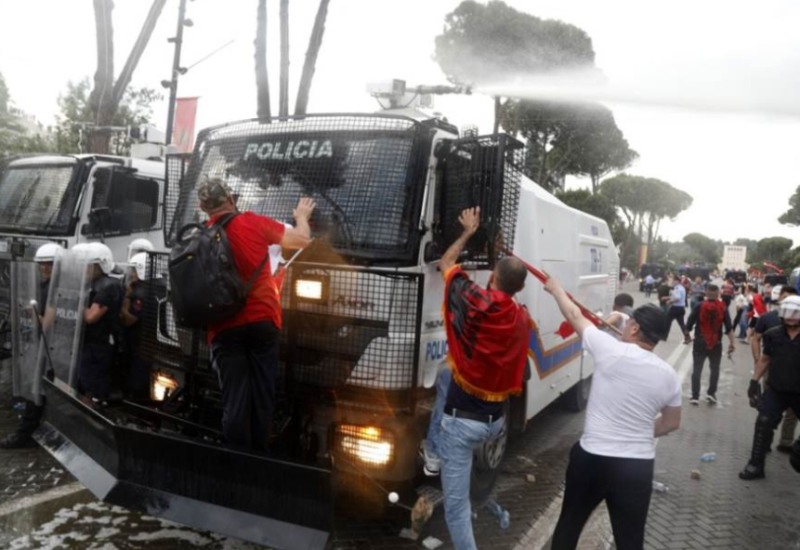 Masovni protesti u Albaniji zbog Trampovog zeta: Žestoki sukobi građana i policije u Tirani
