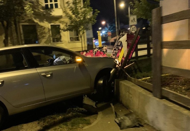 Mrtav pijan golfom umalo udario u policijsku stanicu u Bijeljini