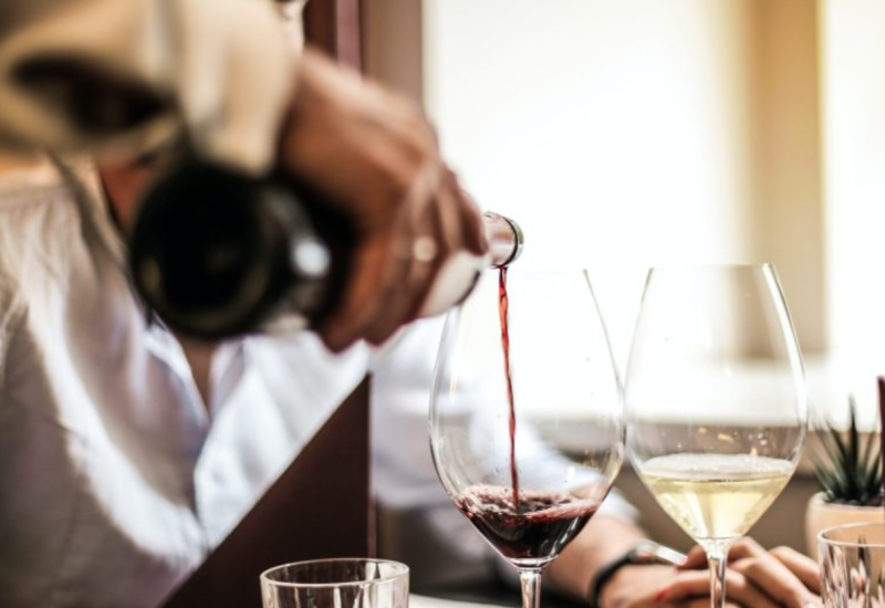 Konobar se žalio na nehumane uslove rada, vlasnik restorana ga izbo nožem