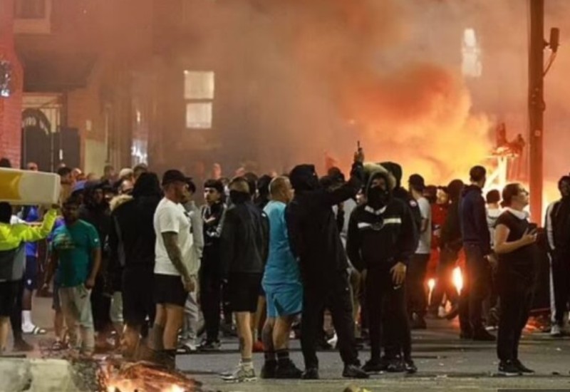 Neredi i haos širom Britanije: Protesti protiv migranata sve nasilniji FOTO/VIDEO