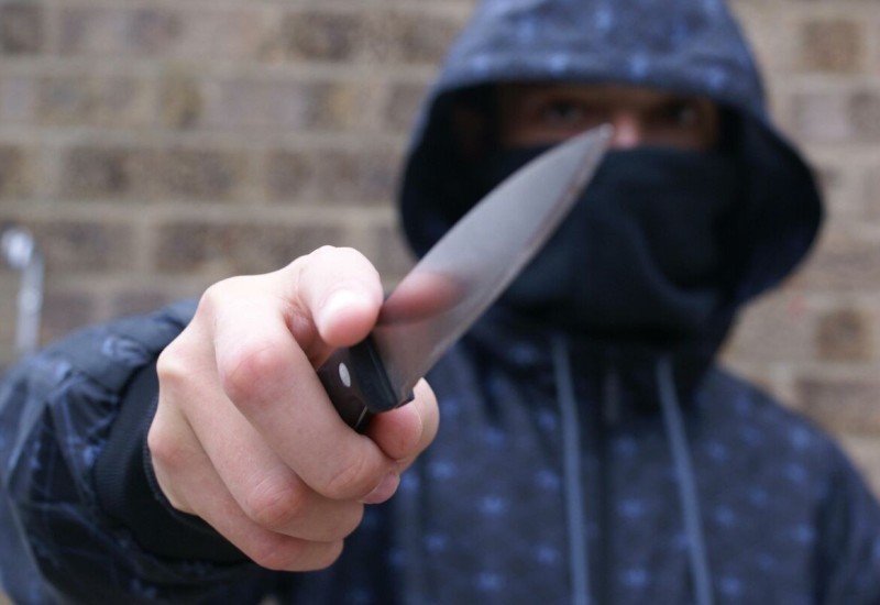 Dvadesetogodišnjakinji odrezao prst, ubo je nožem i unakazio joj lice