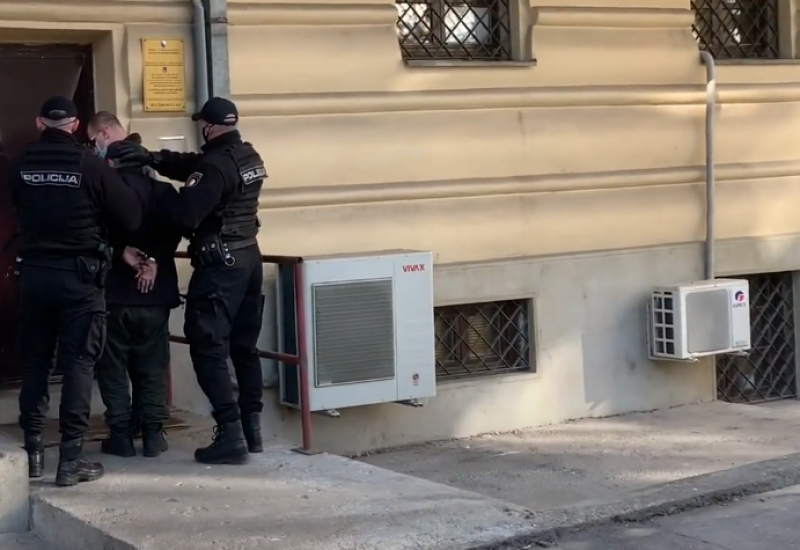 Posvađao se s komšijom pa pucao u njega