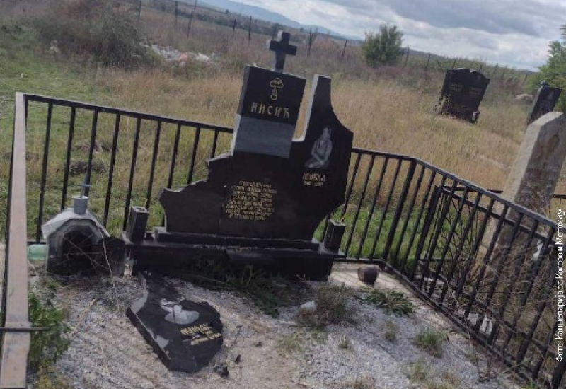Polomljen spomenik na pravoslavnom groblju u Klokotu