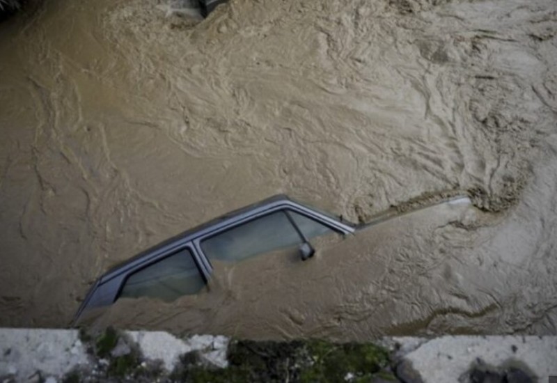 Mališan plakao i dozivao oca: Vatrogasci spasili dječaka i njegovog djeda iz poplava VIDEO