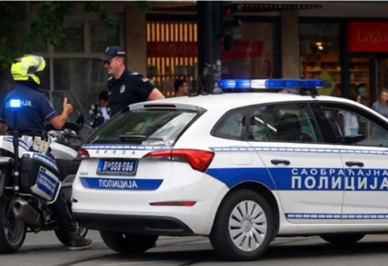 Pijan udario u parkirano policijski automobil i povrijedio dvojicu policajaca