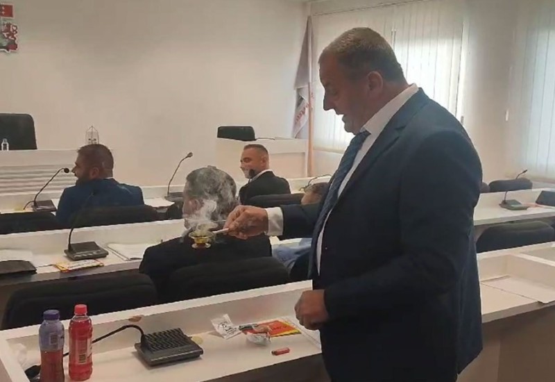 Neviđeno u BiH: Odbornik "okadio" skupštinu (VIDEO)