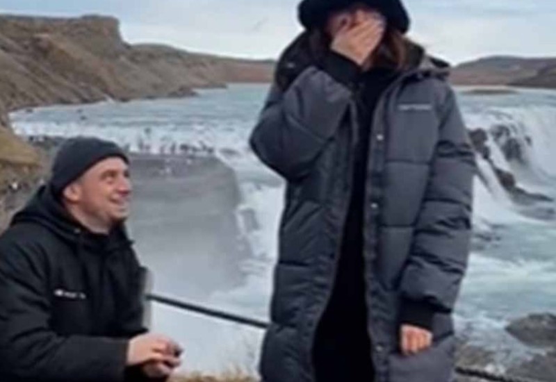 Par snimio prosidbu uz vodopad: Trenutak upropastila turistkinja VIDEO