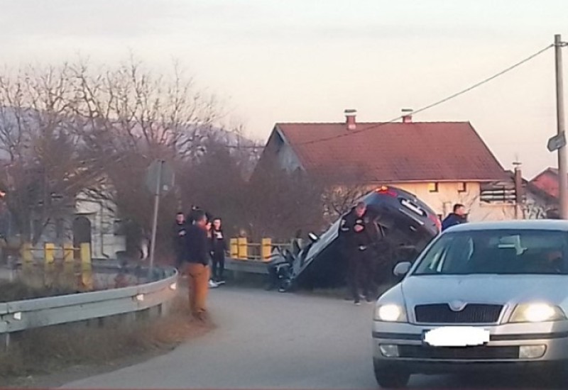 Automobilom probio bankinu i sletio u kanal