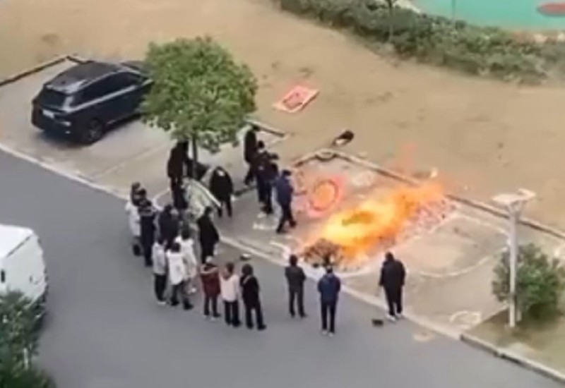 Očajni Kinezi pale mrtve na lomačama (VIDEO)