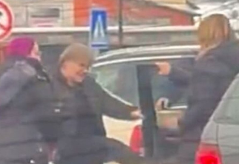 Dvije dame zaustavila saobraćaj u Bihaću kako bi se potukle (VIDEO)
