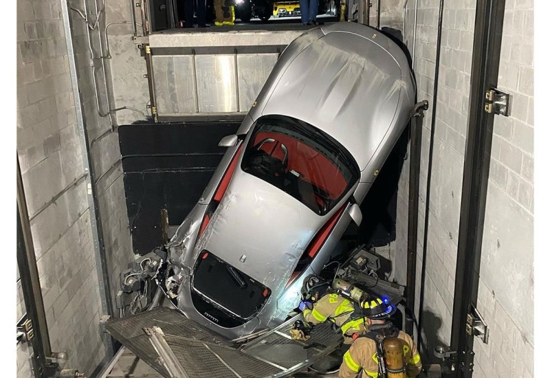 Ferrari vrijedan više od 200.000 evra ispao iz lifta