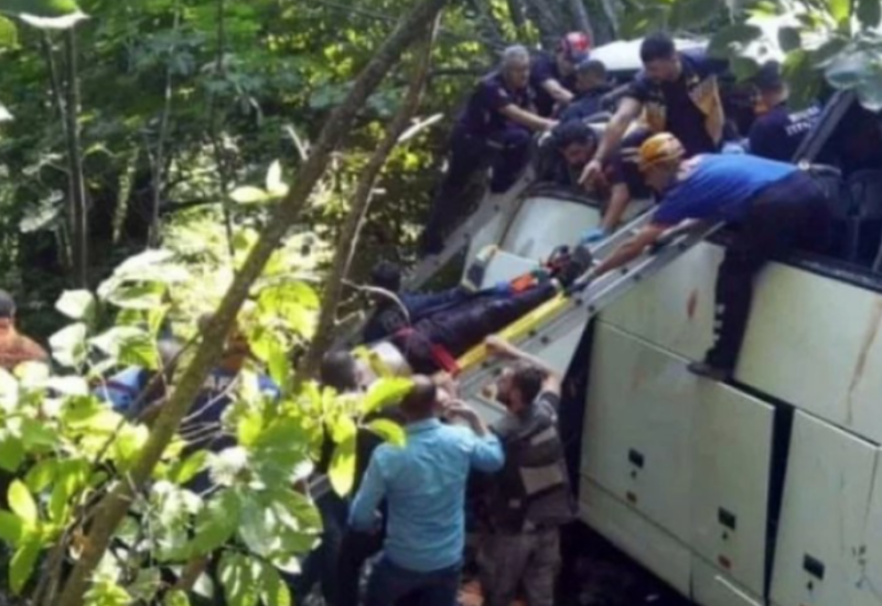 Autobus sletio sa puta i prevrnuo se: Poginulo osam ljudi, desetine povrijeđene