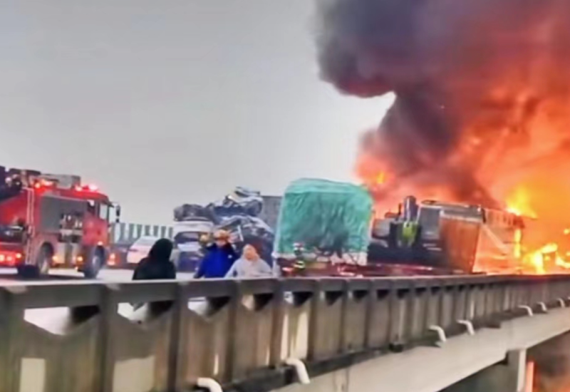 Poginulo 16 ljudi u sudarima 49 vozila