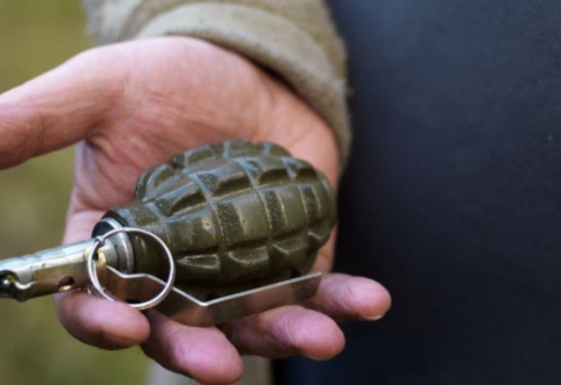 Muškarac optužen: Opsovao majku mladiću, pa bacio bombu na njega