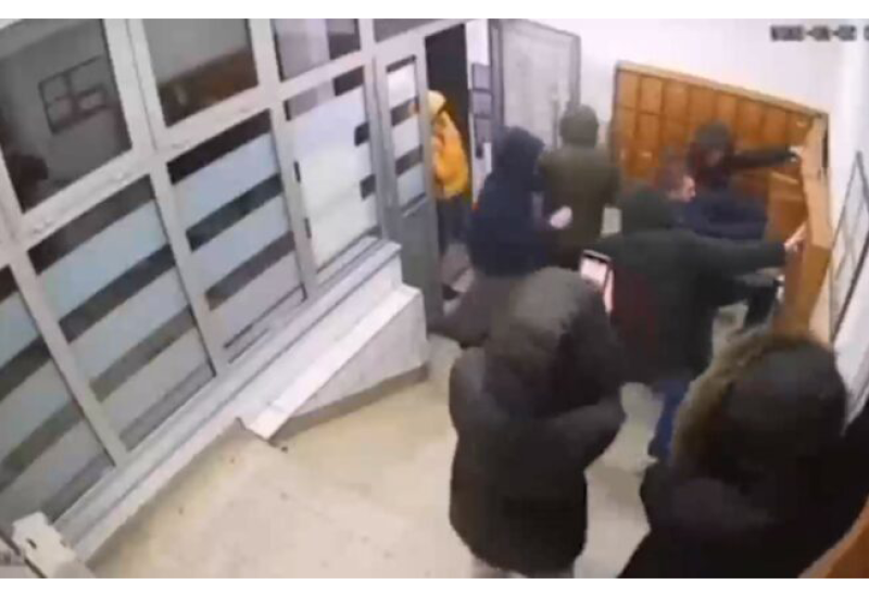 Grupa mladića demolirala zgradu, lomili sandučiće i šutirali vrata (VIDEO)