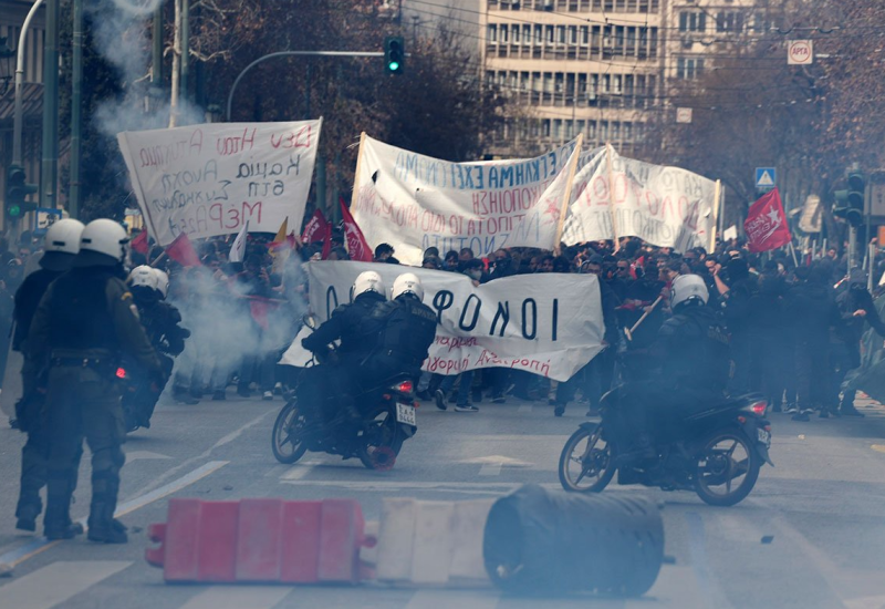 Na protestima u Atini 10.000 ljudi: Dok policija hapsi, premijer moli za oproštaj
