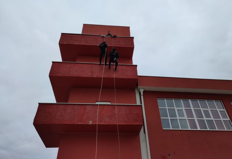 Jedinica žandarmerije se spuštala užetom sa tornja