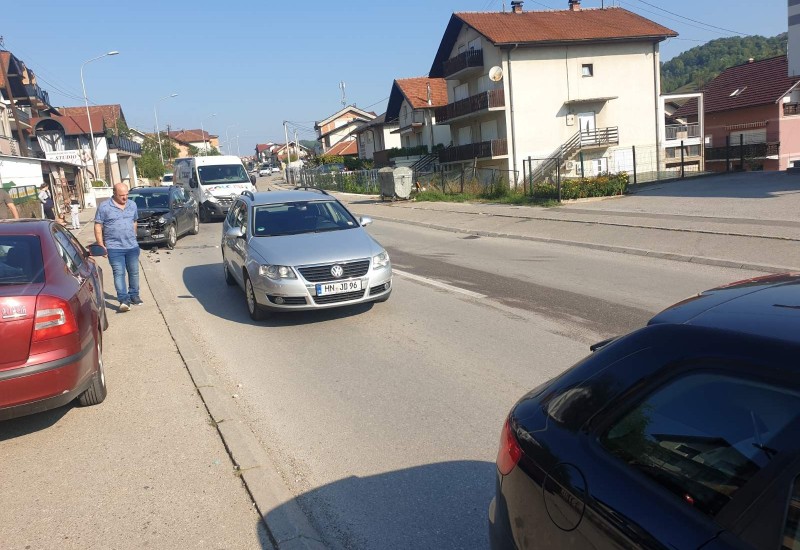 Sudar tri automobila u naselju Lauš, policija vrši uviđaj