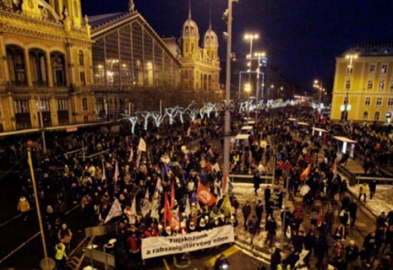 Protesti u Budimpešti, na ulicama hiljade učenika, roditelja i profesora