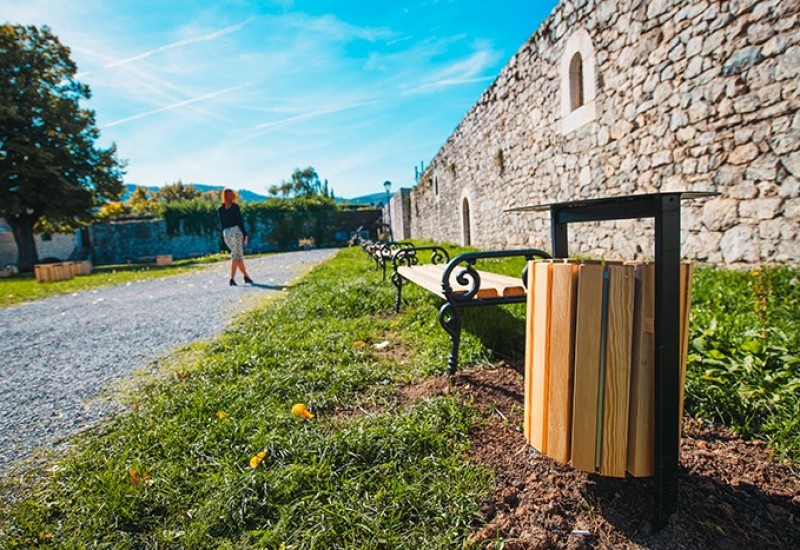 Kastel dobio nove korpe za otpatke i žardinjere za cvijeće