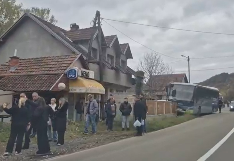 Autobus sa pristalicama SNS sletio s puta kod Polumira
