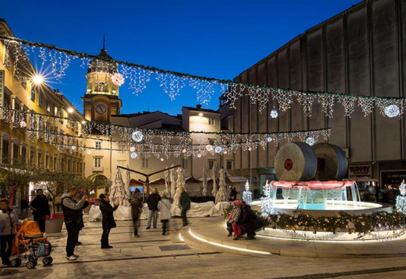Na Koblerovom trgu u Rijeci i večeras se nalaže badnjak
