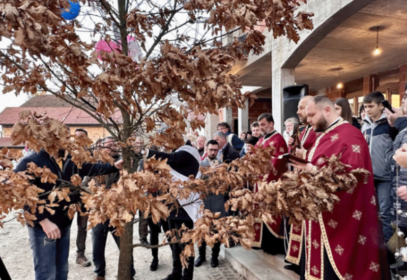 U Prijedoru osveštan i naložen centralni badnjak