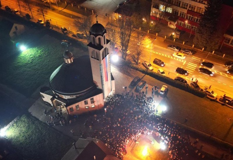 Nalaganje badnjaka: Banjalučani se okupili kod crkve na Rebrovcu