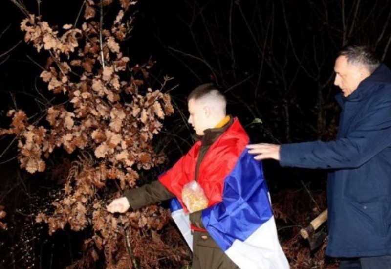 Dodik sa unukom usjekao badnjak (VIDEO)