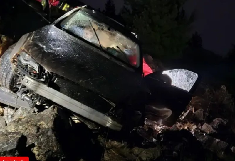 Dvoje mladih povrijeđeno, vatrogasci sjekli auto da ih izvuku
