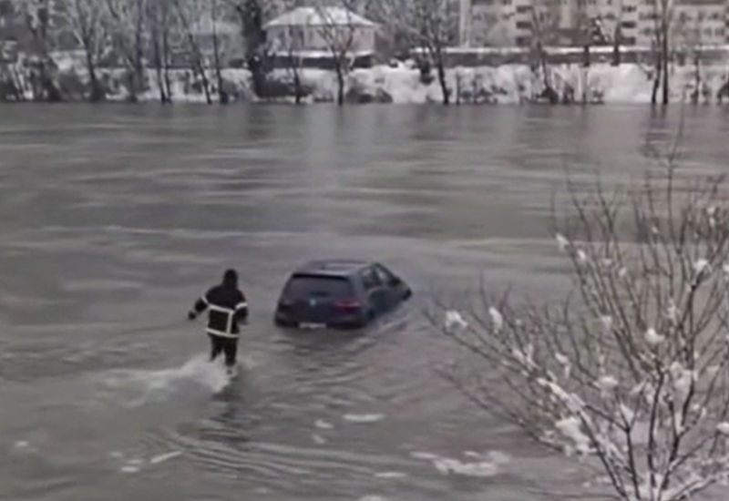 Heroj iz Zvornika oduševio region: Vatrogasac Rade Šakotić sam izvukao automobil iz nabujale Drine (VIDEO)