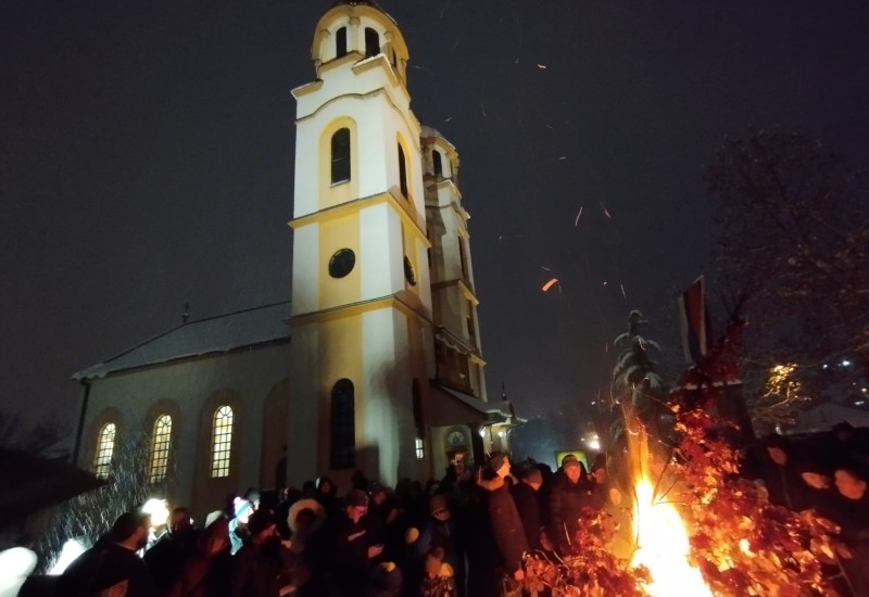 Širom Republike Srpske obilježeno Badnje veče: Naloženi badnjaci, pijukanje i molitve za mir i slogu