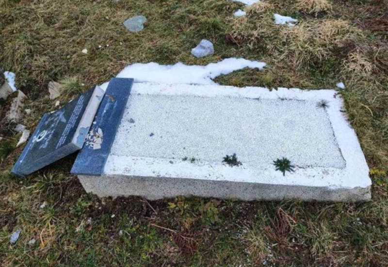 Oskrnavljeno srpsko pravoslavno groblje u Ključu (FOTO)