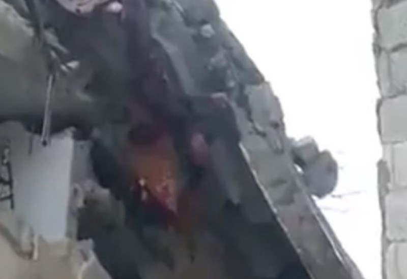 DRAMA NAKON ZEMLJOTRESA: Dijete visi zaglavljeno u ruševinama (UZNEMIRUJUĆI VIDEO)