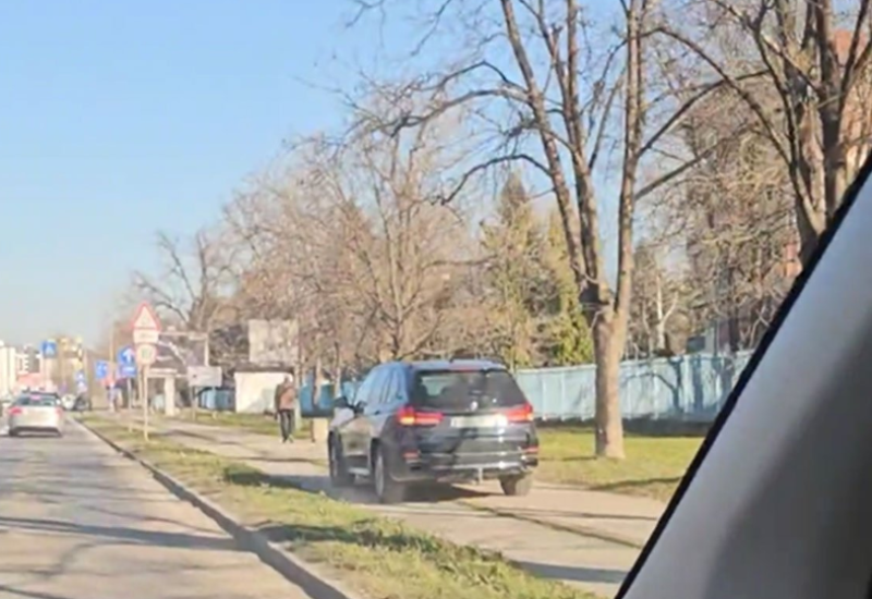 Autom u Banjaluci vozio po trotoaru i biciklističkoj stazi (VIDEO)