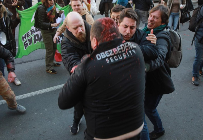 Masovna tuča građana i osiguranja ispred Skupštine grada Beograda (VIDEO)