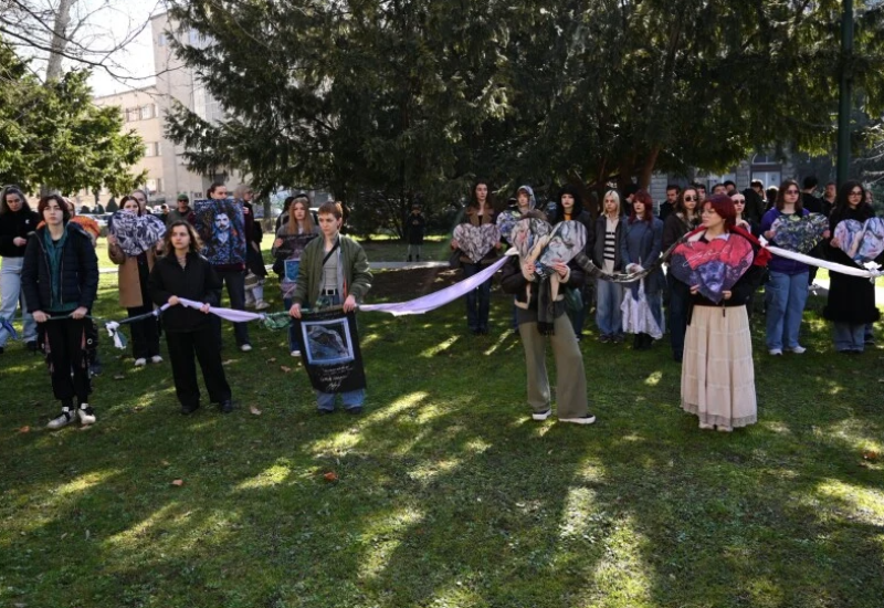 Mladi ispred Vlade KS poslali poruke vlastima: "Misle da mogu upravljati našom sudbinom"