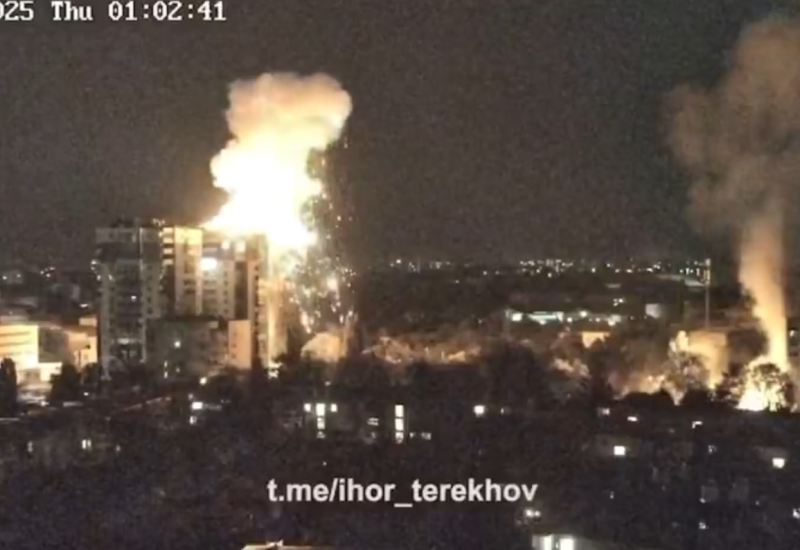 Stigla Putinova osveta: Težak napad na Kijev, gore stambene zgrade i tržni centar, eksplozije širom grada