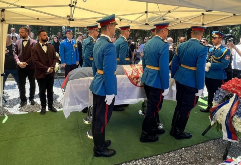 Srbi i Grci poslali posljednje poruke: Uz himnu “Bože pravde” sahranjen Đorđe Mihailović