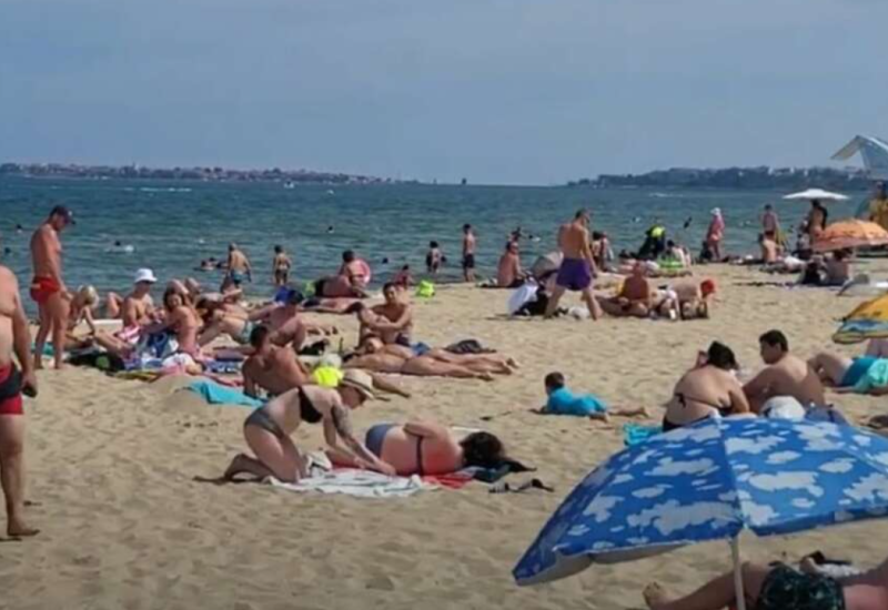 (VIDEO) OBRAČUN ŽENA NA PLAŽI Muškarci pokušali da smire situaciju, a onda se i oni umiješali